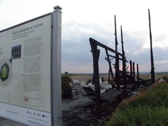 Na Wale Wydartowskim, czyli na najwyższym wzniesieniu w powiecie gnieźnieńskim, znów stanie wieża widokowa. Na zdjęciu zgliszcza po pożarze, jaki wybuchł we wrześniu 2011