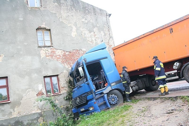 Lubień Kujawski. Ciężarówka staranowała dom
