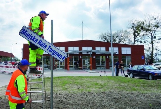 Łomża. Handel w nowej Hali Targowej rozkręca się powoli.Budowa nowej Hali Targowej trwała ponad rok. W poniedziałek, podczas jej oficjalnego otwarcia, pracownicy zarządzającego obiektem MPGKiM dokręcili ostatni ważny element – podarowany przez miasto drogowskaz.