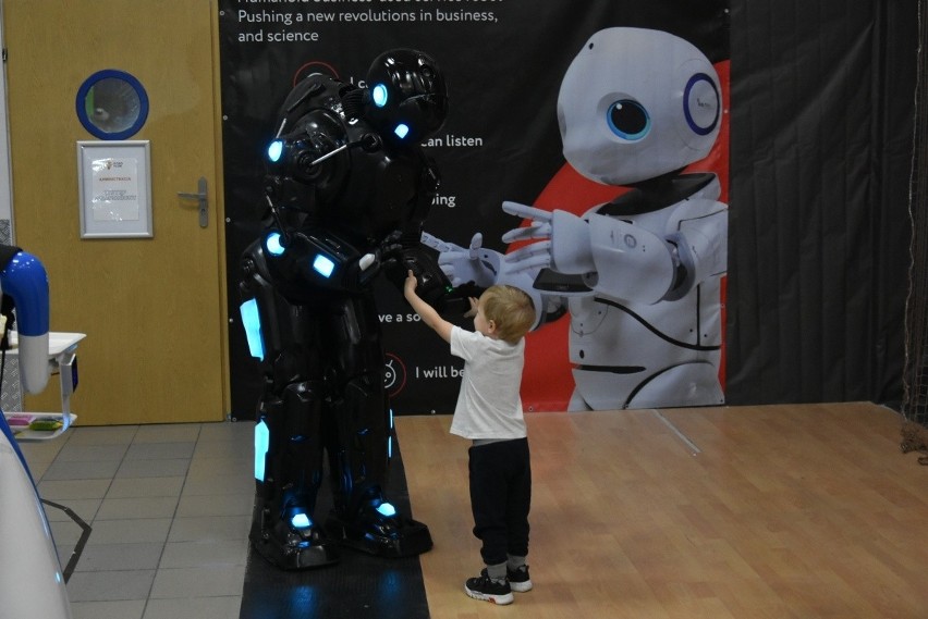 Ponad 70 interaktywnych robotów na wystawie „RoboPark” w „Centralu 2”. Rozmawiają, żartują, serwują kawę, bawią się z dziećmi