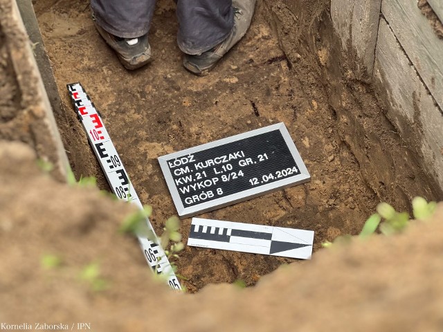 Na cmentarzu na Kurczakach ekshumowano szczątki sześciu chłopców, ofiar niemieckiego obozu dla polskich dzieci, który mieścił się w Łodzi przy ul. Przemysłowej