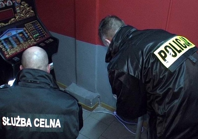 Służba celna i policja prowadzą regularne akcje przeciwko salonom z nielegalnymi automatami do gry