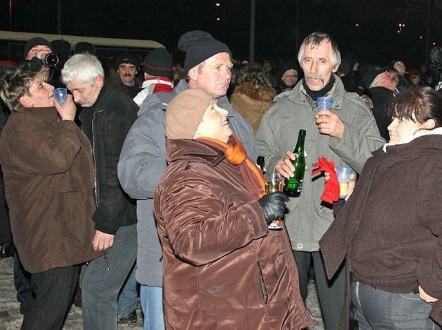 Jeszcze w ubiegłym roku można było na plenerowej zabawie witać Nowy Rok z lampką szampana. Teraz na terenie imprezy zabronione jest posiadanie napojów alkoholowych