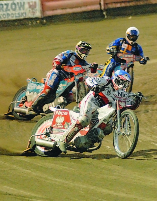 W ostatnim, XXV biegu sobotniego finału na stadionie im. Edwarda Jancarza swoje czwarte zwycięstwo odniósł Grzegorz Zengota (w niebieskim kasku). Za zielonogórzaninem jechali Czech Filip Sitera (w żółtym) i Szwed Linus Ekloef (w białym).