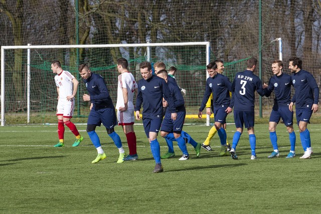 W drugim meczu turnieju Regions Cup rozgrywanego w Bydgoszczy reprezentacja Kujawsko-Pomorskiego ZPN rozgromiła Mazowiecki ZPN 9:0 (7:0). Bramki zdobyli: Patryk Perliński (1), Łukasz Witucki (7, 15, 27, 38), Kamil Kuropatwiński (12), Piotr Siekirka (32), Bartłomiej Grube (48), Bartosz Czerwiński (89).- Od początku chcieli wysoko zaatakować rywali i szybko strzelić gola, co powiodło się nam znakomicie - cieszył trener Piotr Gruszka. - Potem już poszło. Po kwadransie było 4:0. Do przerwy wygrywaliśmy 7:0. W najśmielszych snach nie oczekiwaliśmy, że wygramy tak wysoko. Teraz wszystko zależy od nas. Każde zwycięstwo i remis wyższy niż 0:0 w ostatnim meczu zapewni nam wygraną w turnieju - twierdzi szkoleniowiec.W drugim meczu reprezentacja Dolnośląskiego ZPN zremisowała z Podkarpackim ZPN 0:0. W konkursie rzutów karnych 5:4 zwyciężyła ekipa z Dolnego Śląska.W niedzielę o godz. 10.30 mecze: K-P ZPN - Podkarpacki ZPN (stadion przy ul. Glinki) i Dolnośląski ZPN - Mazowiecki ZPN (stadion przy ul. Słowiańskiej).Na kolejnych stronach zdjęcia z meczu>>>