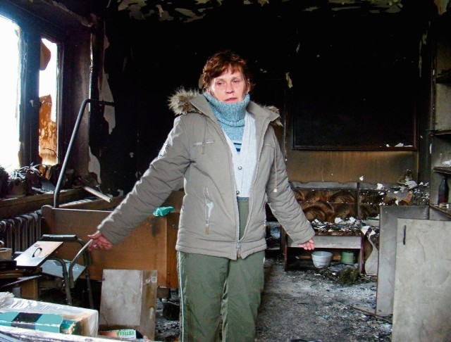 Renata Sarnecka krząta się po strawionym przez pożar domu. Obawia się, że budynku już nie da się odbudować. Teraz mieszka u sąsiadów, a jej niepełnosprawna mama przebywa w szpitalu.