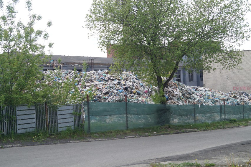 Klucze. Góra odpadów nie maleje. Mieszkańcy boją się o zdrowie