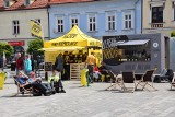 Food trucki, czyli kulinarna uczta na kółkach, na oświęcimskim rynku. Można zjeść konkretnie, popić sokiem czy też pyszną kawą