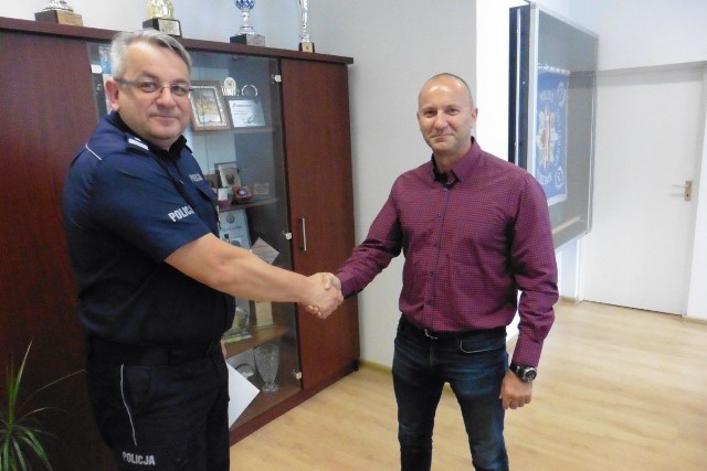 Szef grudziądzkich policjantów osobiście podziękował za wzorową postawę, jaką wykazał się emerytowany funkcjonariusz
