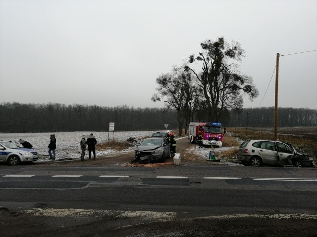 Dziś przed godziną 11 na drodze krajowej nr 15 w Tokarach (gmina Golub-Dobrzyń) zderzyły się dwa samochody osobowe. Na szczęście nikt nie odniósł żadnych obrażeń. - Ze wstępnych ustaleń policjantów wynika, że jadący w stronę Brodnicy osobowym volvo 33-letni mieszkaniec Torunia, podczas manewru wyprzedzania uderzył czołowo w prawidłowo jadące z naprzeciwka osobowe renault, które prowadziła 26-letnia mieszkanka powiatu wąbrzeskiego. W wyniku zderzenia się aut, jego uczestnicy nie odnieśli obrażeń - relacjonuje asp. sztab. Małgorzata Lipińska z policji w Golubiu-Dobrzyniu. Zdarzenie wyglądało bardzo groźnie. Jego uczestnicy nie odnieśli jednak żadnych obrażeń. - W chwili zdarzenia kierujący pojazdami byli trzeźwi. Wobec 33-letniego sprawcy kolizji policjanci zastosowali środki prawne - dodaje Lipińska. Flesz - wypadki drogowe. Jak udzielić pierwszej pomocy?