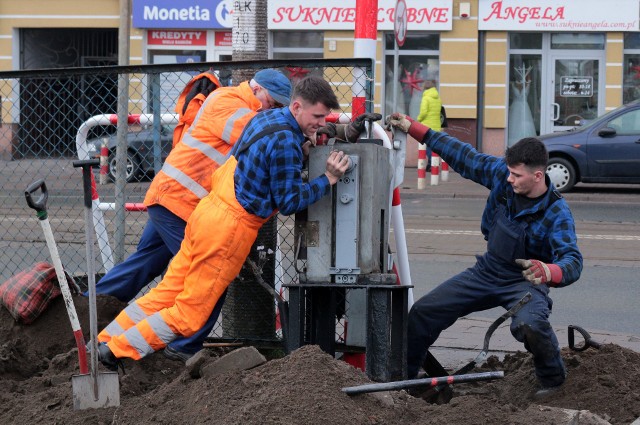 Dziś (poniedziałek) robotnicy rozpoczęli rozmontowywanie półrogatek. Zamiast nich ustawią biało-czerwone barierki, które uniemożliwią przejazd samochodem przez przejazd kolejowy u zbiegu ul. Chełmińskiej i Narutowicza, przy dawnych zakładach mięsnych.