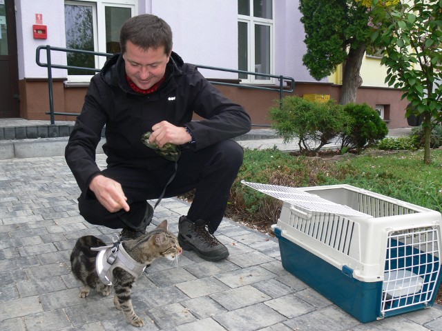 - Idę 1000 kilometr&oacute;w po serce dla Darii razem z kotem Parysem, kt&oacute;ry jest moim księgowym - powiedział  Jacek Balcerak, kt&oacute;ry w środę rano wyruszył sprzed Bursy Szkolnej w Sandomierzu w dalszą trasę. Do pokonania ma ponad 800 kilometr&oacute;w