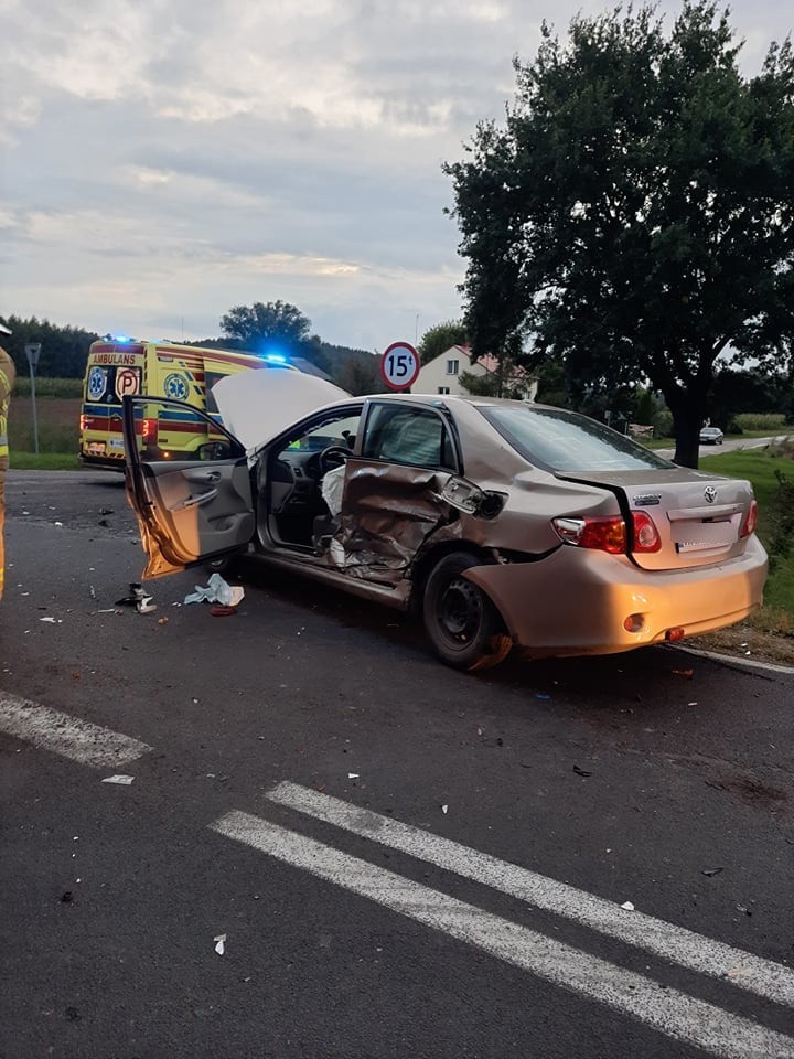 Krzyżewo - Jurki. Wypadek z udziałem dwóch samochodów osobowych. Dwie osoby zostały ranne. 26.08.2021. Zdjęcia