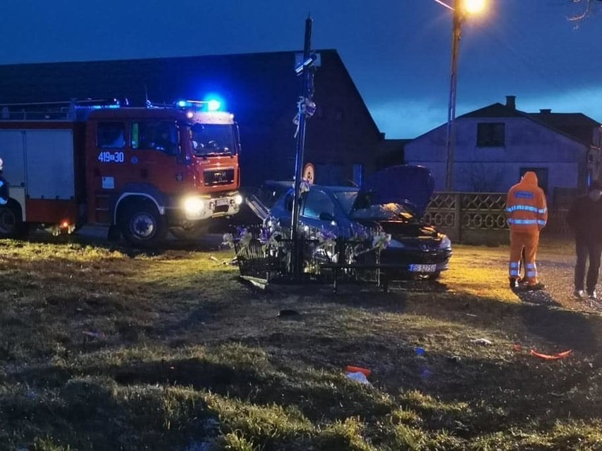 Wypadek przy granicy gminy Dmosin - jedno z aut uderzyło w przydrożną kapliczkę