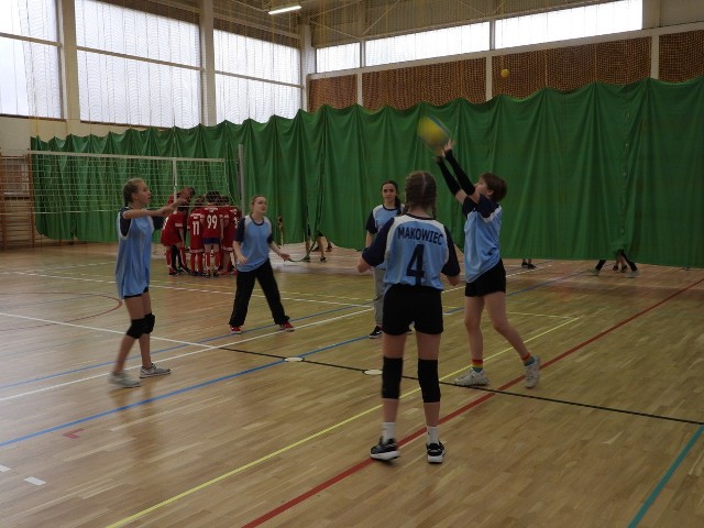 Na hali sportowej w szkole w Skaryszewie odbył się turniej siatkarski dziewcząt i chłopców.