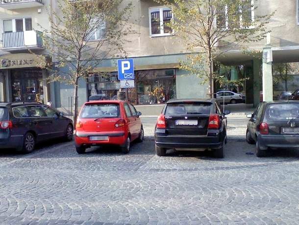 Parkowanie na chama na ulicy Suraskiej to żadna nowość. Ale przyłapany białostoczanin udający Szweda to prawdziwa perełka.