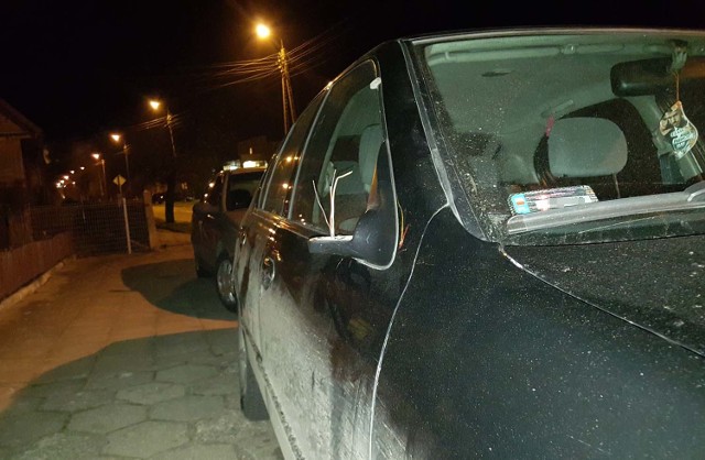 Zdemolowany samochód przy ul. Dolnej w Supraślu