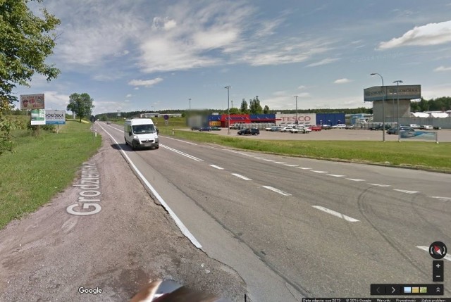W pobliżu Tesco w Sokółce doszło do wypadku. Kierowca niezidentyfikowanego auta odjechał z miejsca wypadku. Mercedes przeszedł dachowanie. DK 19 była zablokowana.