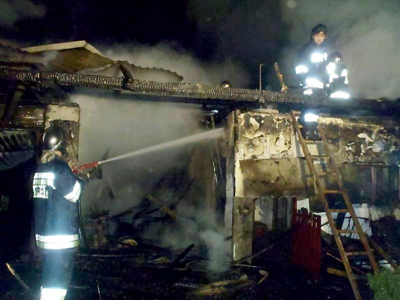 Chochorowice. Spłonęły: obora, stodoła i garaż. Strażacy ocalili dom i sąsiednie gospodarstwo