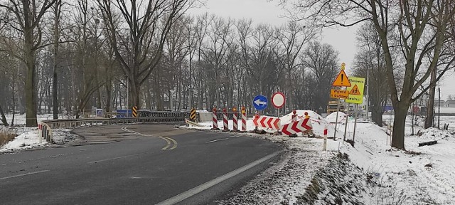 Dobrych wieści w sprawie budowy mostu w Kotowie nie ma. Inwestycja jeszcze potrwa.Przejdź do kolejnego zdjęcia --->