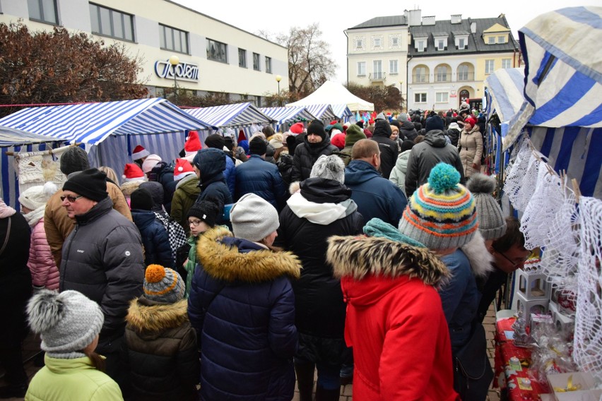 19. Parada Mikołajów przejechała przez Tarnobrzeg. Wielka radość dzieci i dorosłych, występy i licytacje na Rynku. Zobaczcie zdjęcia!  