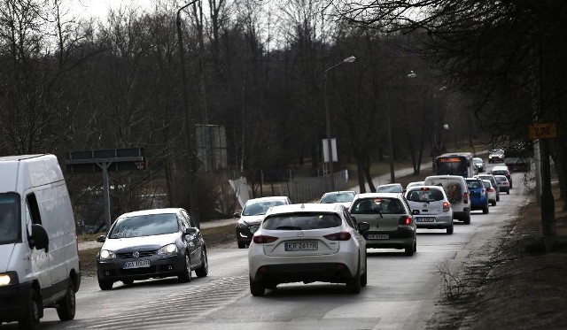 Ulica Kocmyrzowska. W 2018 roku powinny rozpocząć się prace budowlane. Przebudowana zostanie od skrzyżowania z ulicami Darwina i Poległych w Krzesławicach do granic miasta oraz fragmentu drogi wojewódzkiej nr 776 w miejscowości Prusy. Powstaną po dwa pasy ruchu w każdą stronę, do tego nowe chodniki, ścieżki rowerowe, przystanki. Przebudowane zostanie także torowisko tramwajowe. Koszt inwestycji, współfinansowanej przez władze wojewódzkie, szacowany jest na 70 mln zł.