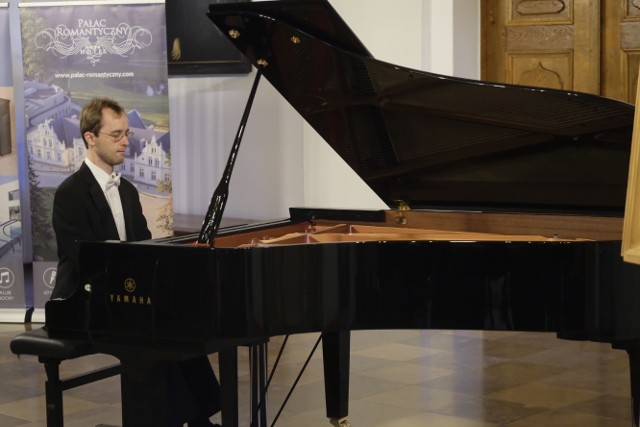 IV Ogólnopolski Konkurs Pianistyczny im. F.Chopina rozpoczął się wczoraj (24 lutego) koncertem inauguracyjnym Konrada Biniendy w Ratuszu Staromiejskim. W rywalizacji biorą udział uczniowie szkół muzycznych. W podtoruńskim Turznie odbywają się dziś przesłuchania 28 młodych pianistów z całej Polski.Interwencje toruńskich policjantów w nieoznakowanym radiowozie BMWNowosciTorun  