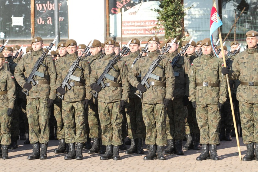 Na Placu Bartosza Głowackiego w Tarnobrzegu  „Terytorialsi” wypowiedzieli rotę przysięgi wojskowej. Było bardzo uroczyście (duzo zdjęć)