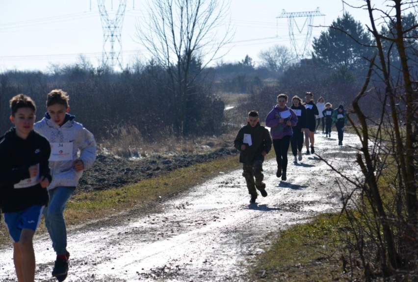 Uczniowie w Małogoszczu upamiętnili Żołnierzy Wyklętych biegiem „Tropem Wilczym”. Zobaczcie zdjęcia i film