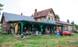 Artyści z Teatru Klinika Lalek zamienili nieczynną stację kolejową w Wolimierzu w magiczne miejsce. "Tu smoki latają nisko"