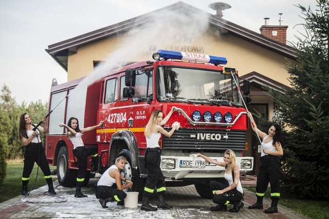 Ochotnicza Straż Pożarna w Chotowej (gm. Czarna) będzie mogła pochwalić się kalendarzem strażackim, jakiego jeszcze w regionie nie było. Na ilustracjach poszczególnych miesięcy piękniejszą stronę OSP  prezentować będą młodziutkie strażaczki. Pomysł na kalendarz wyszedł od samych dziewcząt. - Zaproponowały, że chętnie zapozują do zdjęć, by w ten sposób pomóc jednostce. Ewentualny zysk ze sprzedaży kalendarza przeznaczony zostanie na zakup nowego sprzętu, który przyda nam się podczas akcji ratowniczych - wyjaśnia Łukasz Gajewski, naczelnik OSP w Chotowej.