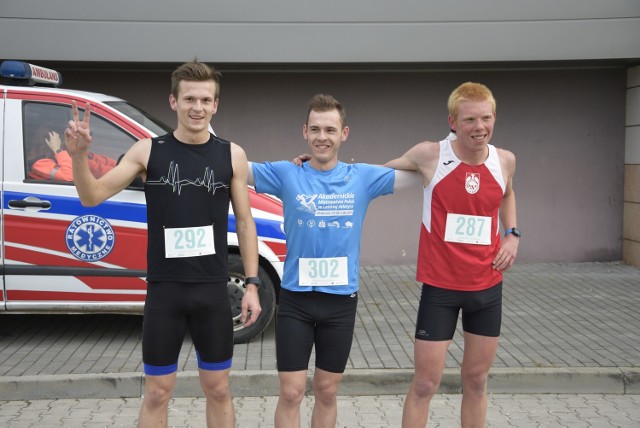 Pierwsza trójka w biegu mężczyzn. Od lewej: Kamil Maciejewski, Dawid Piątek i Bartosz Wójciak