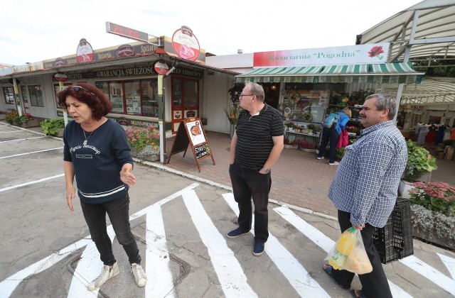 Zdaniem kupców nowy sposób parkowania zniechęci klientów do robienia zakupów na targowisku.