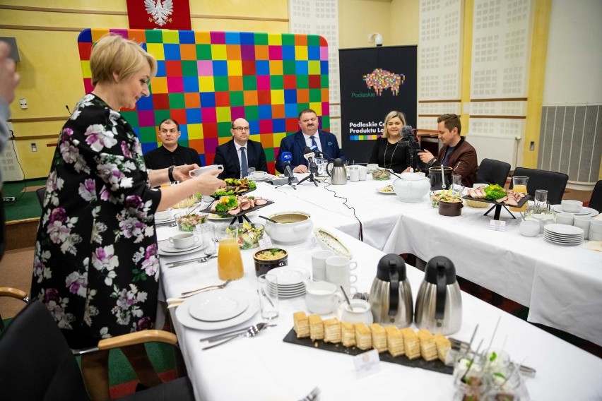 Wiesława Burnos, członkini województwa pewną ręką nalewała z...