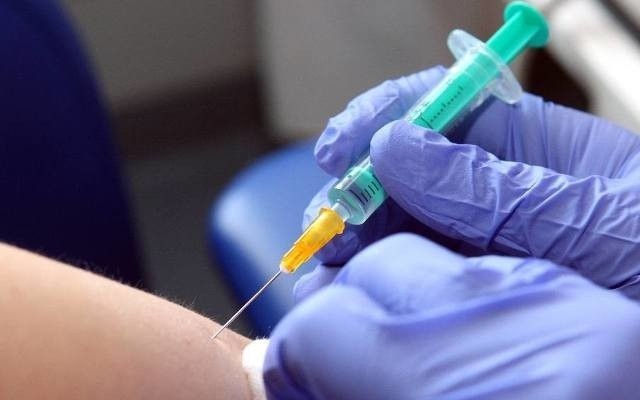 Prof. Parczewski: "Szczepionka jest jedną z niewielu opcji, aby zahamować pandemię"