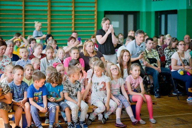 Bawili się wszyscy - artyści, widzowie, opiekunowie, a także dzieciaki z przedszkola w Drzycimiu