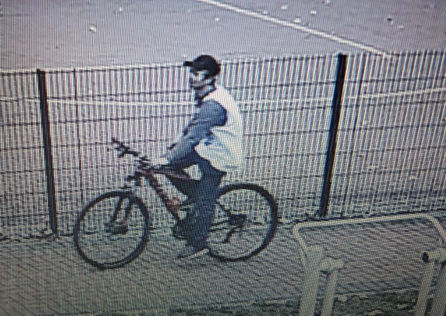 Policjanci szukają tego mężczyzny. Jest podejrzewany o kradzież roweru w Kędzierzynie-Koźlu.