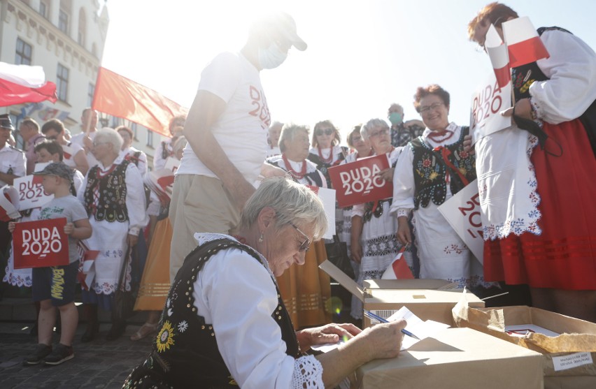 W piątek Andrzej Duda zakończył swoją kampanię wyborczą na...