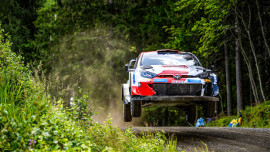 Brytyjski kierowca Elfyn Evans na prowadzeniu w Rajdzie Finlandii. Marczyk piętnasty