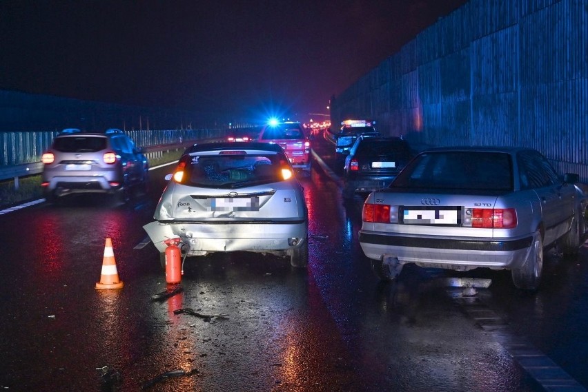 Wypadek w Cedzynie. Dwie osoby ranne po zderzeniu dwóch aut na drodze krajowej numer 74