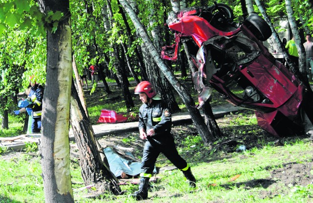 Ten wypadek wydarzył się 24 maja 2012 r. w  Trzebini. Kierowca widocznego na zdjęciu bmw miał 1,8 promila alkoholu we krwi i przekroczył dozwoloną prędkość o 60 km. Pasażer zginął na miejscu.