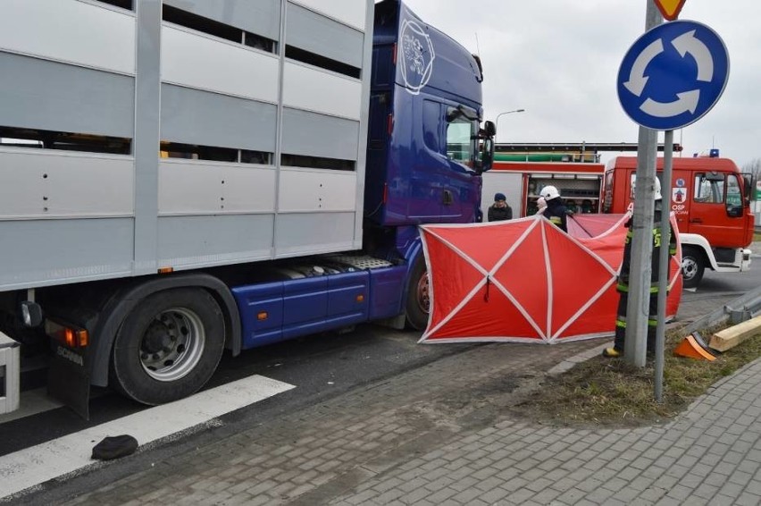 Kościan: Ciężarówka potrąciła rowerzystę. Mężczyzna zmarł