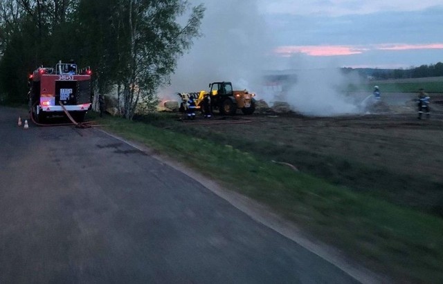 W piątek, 27 kwietnia, strażacy z Zielonej Góry i okolic zostali wezwani do kilku pożarów. W Zielonej Górze płonął samochód, z kolei w Letnicy zapaliły się beloty słomy.W Zielonej Górze do pożaru doszło w piątek, 26 kwietnia, a ul. Kraljevskiej. Na miejsce dojechał jeden wóz straży pożarnej. Informacje o pożarze samochodu dostaliśmy od Czytelnika. Zapalił się samochód zaparkowany koło bloku. Strażacy szybko opanowali sytuację i ugasili pożar samochodu. Teraz jego przyczynę ustali policja oraz biegły z dziedziny pożarnictwa.Z kolei na polu koło Letnicy paliły się beloty słomy. Do pożaru balotów słomy doszło w sobotę, 27 kwietnia. Na miejsce dotarła straż pożarna. Pożar wybuchł późnym wieczorem. Paliły się baloty słomy na polu koło Letnicy. Na miejsce dojechała wezwana straż pożarna. Zaczęło się gaszenie płonącej słomy. Strażacy zalewali słomę wodą. Dodatkowo była również rozrzucana przez ciężki sprzęt i dogaszania. Pożarowi towarzyszyło duże zadymienie. Na szczęście pożar został opanowany. To z pewnością było podpalenie.Zobacz też wideo: Lubuscy policjanci zadali cios cyberprzestępczości. Internetowi hackerzy okradali konta