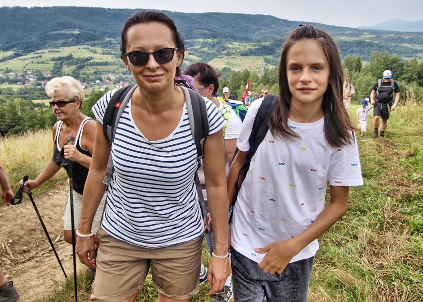 Odkryj Beskid Wyspowy. W niedzielny poranek wspięli się na Szczebel. Bardzo liczną grupę stanowili najmłodsi turyści [ZDJĘCIA]