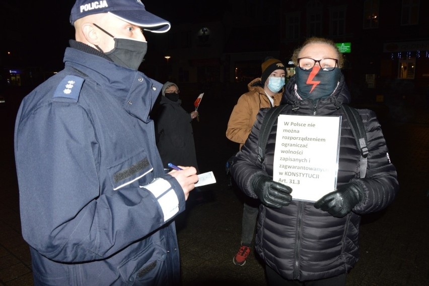 Dostali wezwanie na policję, żeby złożyć wyjaśnienia w związku z protestem w Lęborku 13 grudnia 2020 roku