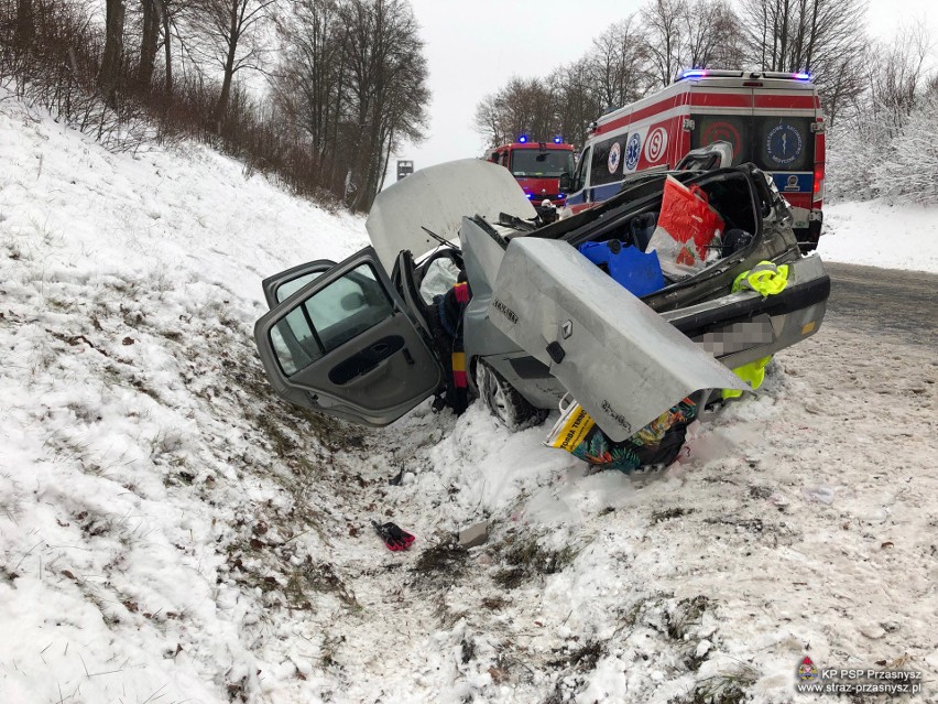 Wypadek na DK57. Tragiczne zderzenie renault i autokaru w Oględzie [ZDJĘCIA]