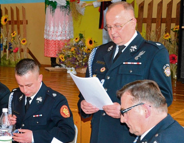 Sprawozdanie składa prezes Grzegorz Śląski; z prawej komendant gminny Andrzej Olender