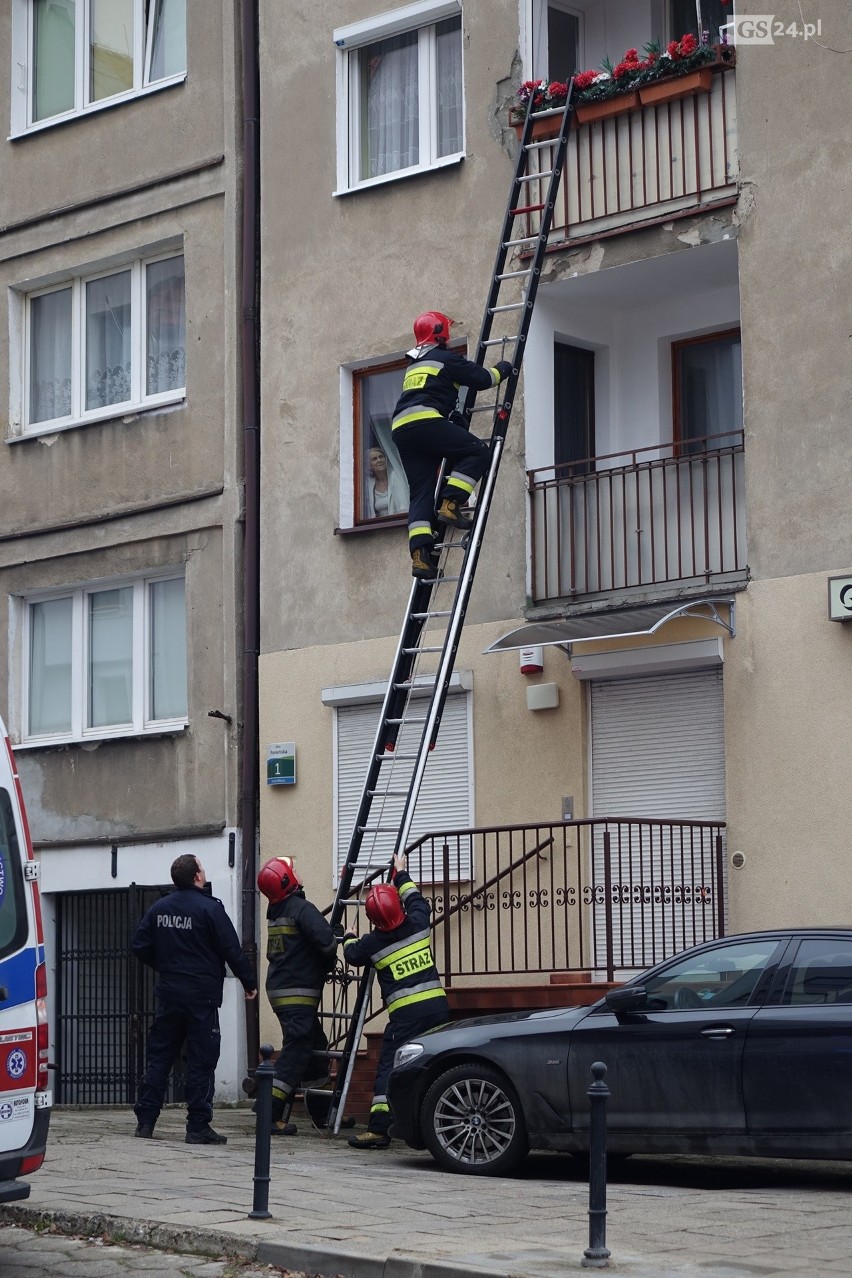 Akcja służb na Podzamczu w Szczecinie. Strażacy wchodzili przez okno do mieszkania 