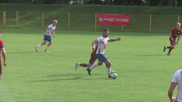 Daniel Piechowski (przy piłce) zdobył dwa gole dla słupskiego Gryfa