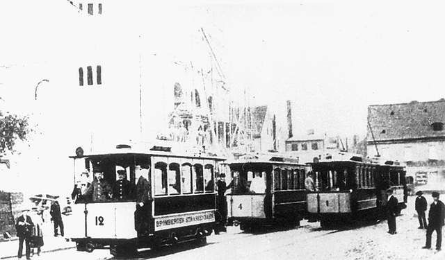 W lipcu 1896 roku na placu Teatralnym odbyła się próba trakcji elektrycznej.